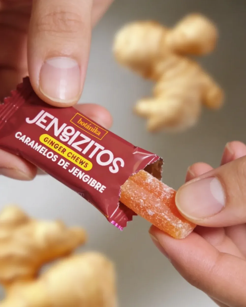 Un caramelo de jengibre saliendo de su envoltura vino
